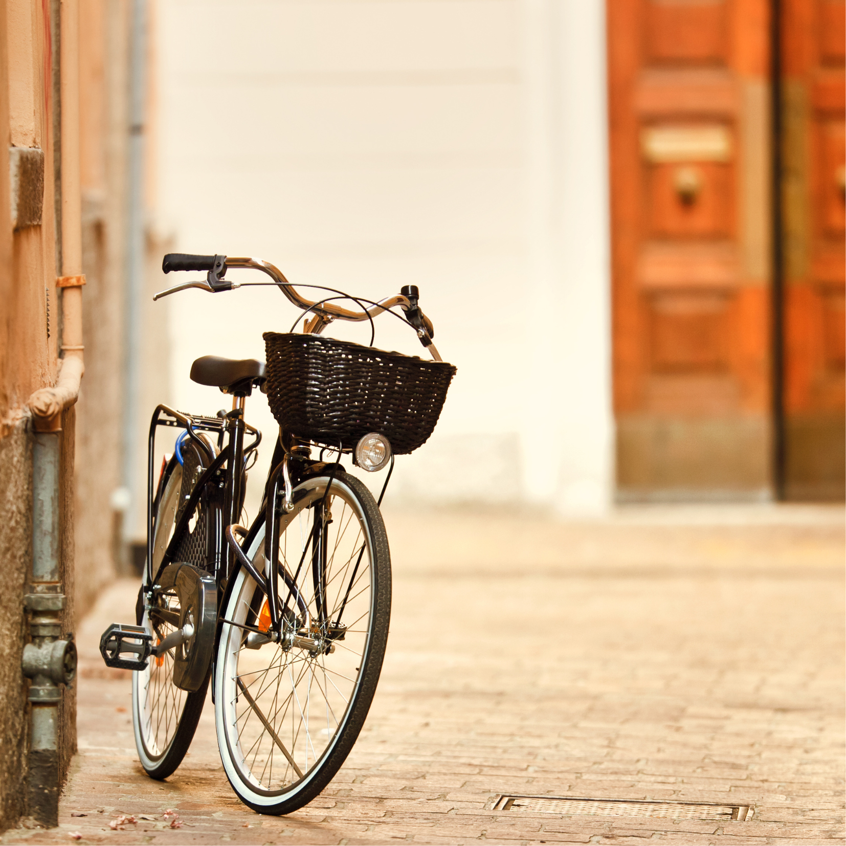 Descubre nuestras bicicletas clásicas con cesta y vive la experiencia urbana con comodidad y estilo